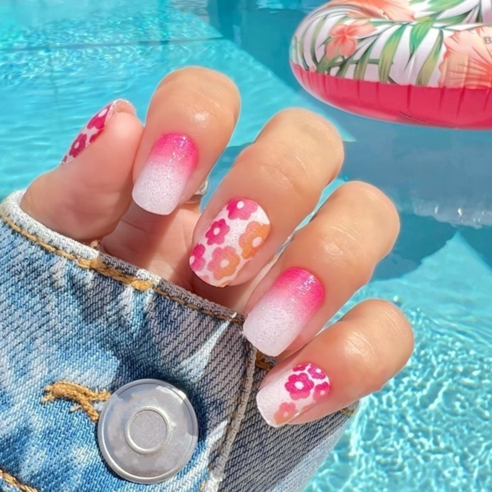 Color Street | Grow with the Flow, shimmery pale pink, Daisy print nail strips